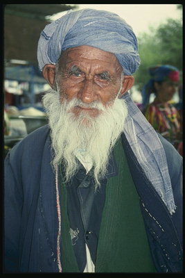 Gri-bărbat cu barbă în turban albastru