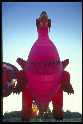 Ballong i form av mörk-rosa drake