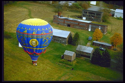Balón přes střechy domů