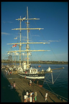 Корабель в порту під канадським прапором збирає туристів у морський круїз