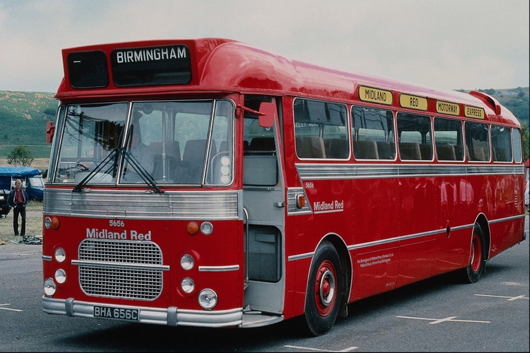 Туристичний автобус міста Birmingham. Маршрут серед мальовничих пейзажів