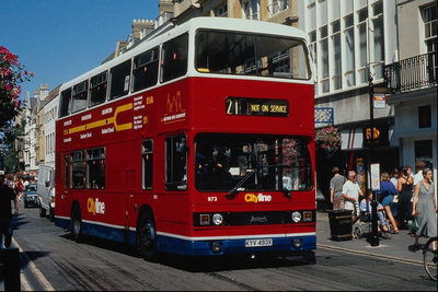 伦敦春街道。 大巴士乘坐古老的街道
