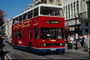 Весняні вулиці Лондона. Великий автобус проїжджає старовинними вулицями