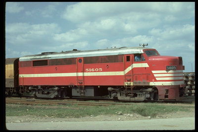 Locomotiva roşie cu dungi albe să se bucure de aer curat şi cer albastru