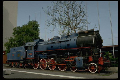 Dobro održavanu i refurbished lokomotive utrke preko pruge